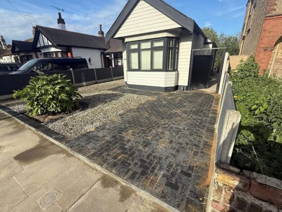 block paved driveway in southend with gravel and garden feature 04